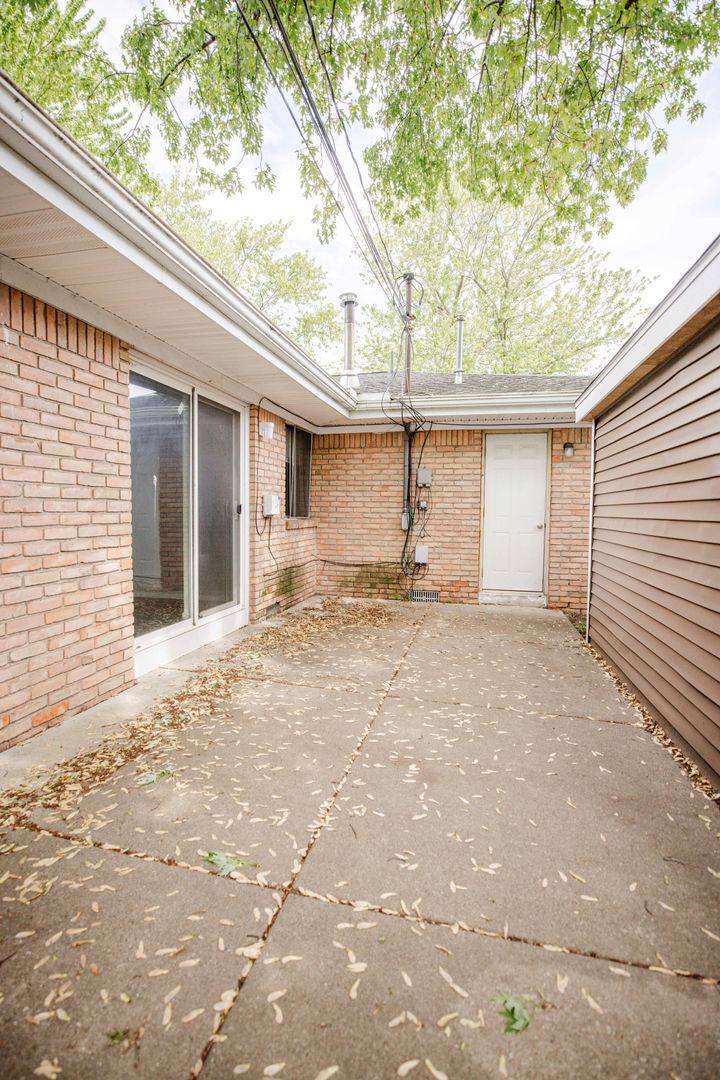 Apartment for rent at 5750 Winona Dr, Toledo, OH 43613