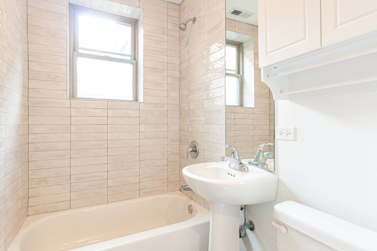 Apartment for rent at 940 W Winona St, Chicago, IL 60640