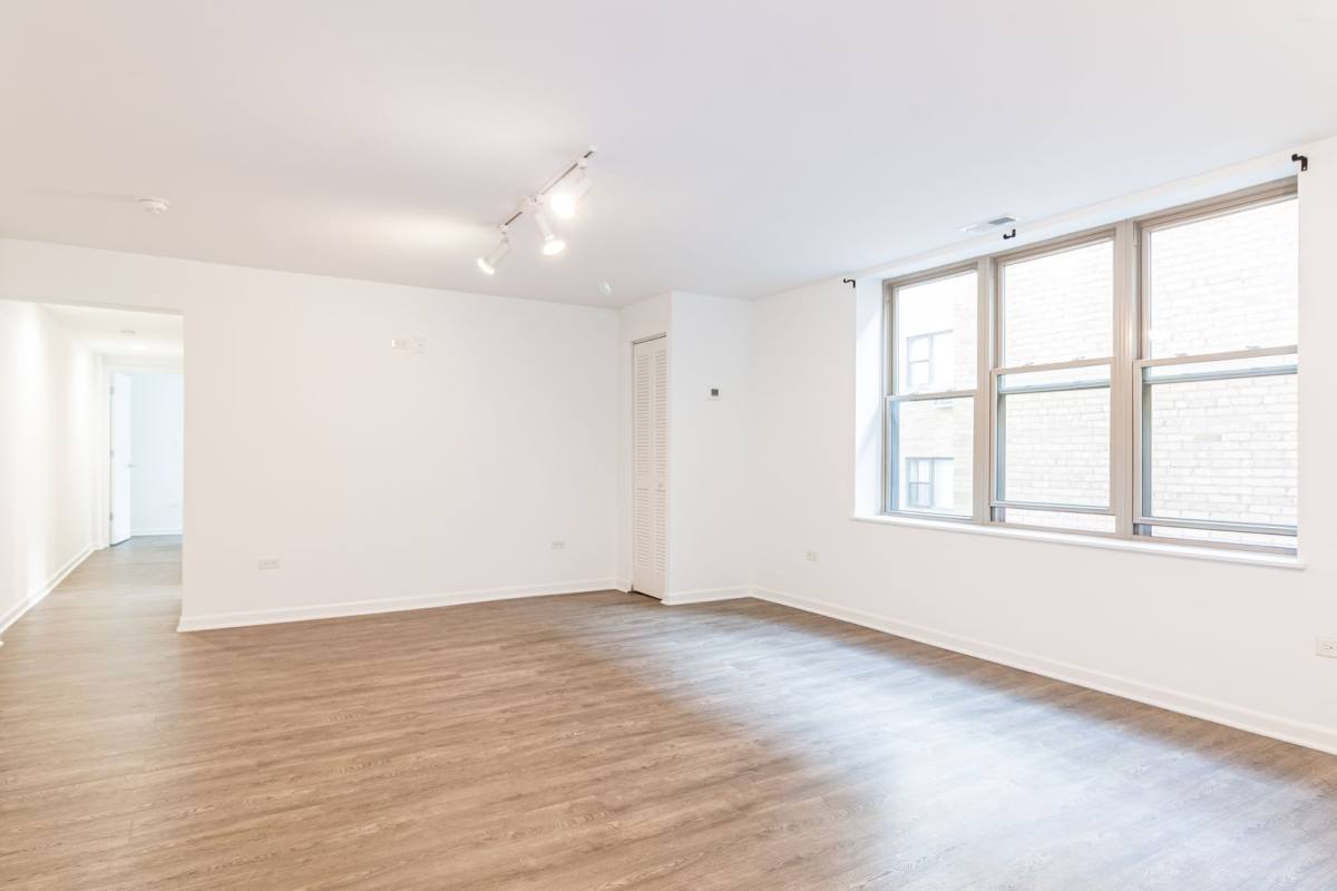 Apartment for rent at 940 W Winona St, Chicago, IL 60640