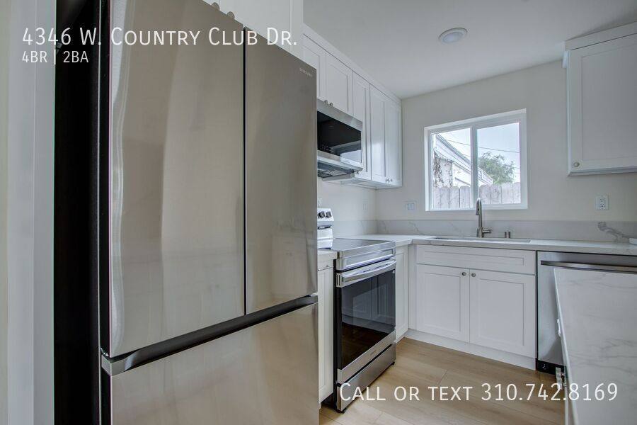 Townhouse for rent at 4346 W Country Club Dr, Los Angeles, CA 90019
