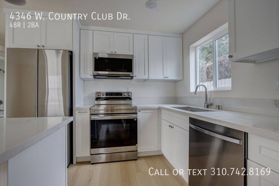 Townhouse for rent at 4346 W Country Club Dr, Los Angeles, CA 90019