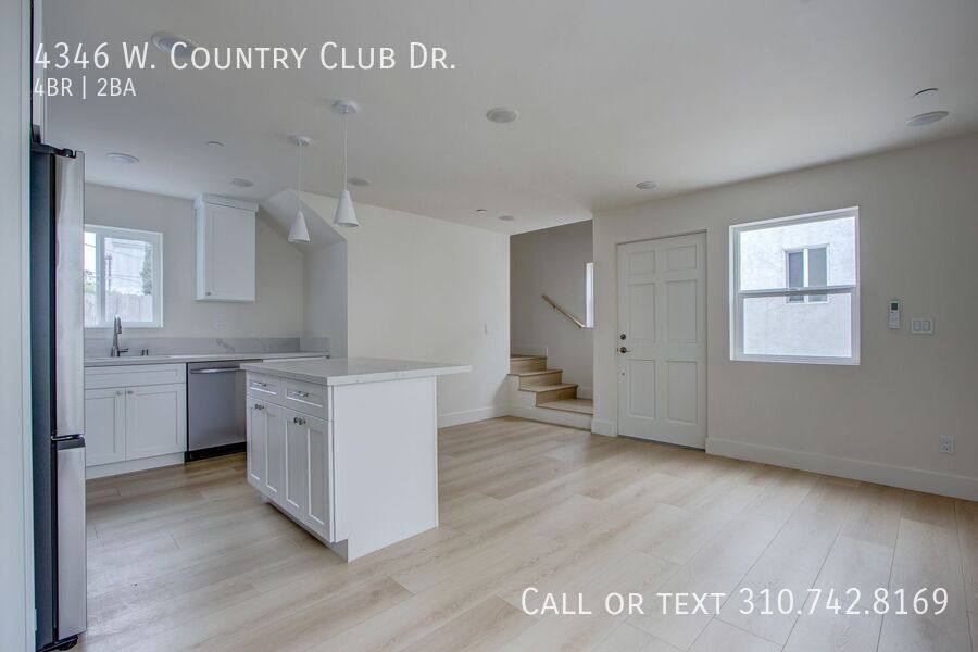 Townhouse for rent at 4346 W Country Club Dr, Los Angeles, CA 90019