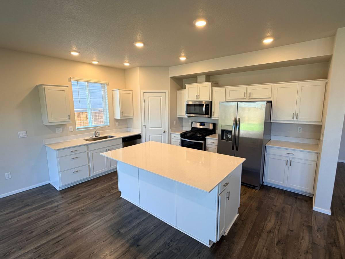 House for rent at 462 Greencrest St NE, Salem, OR 97301