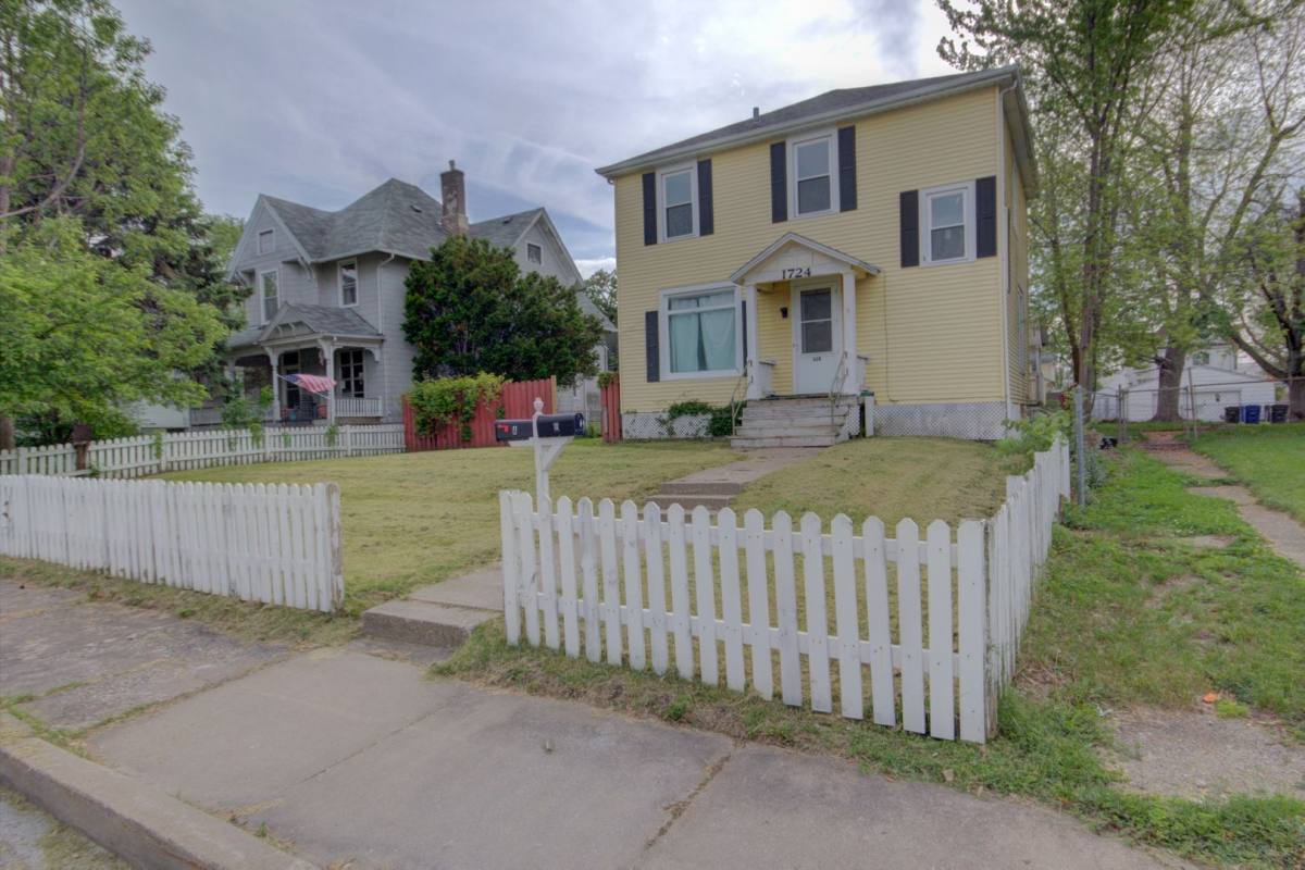 Apartment for rent at 1724 Farnam St, Davenport, IA 52803