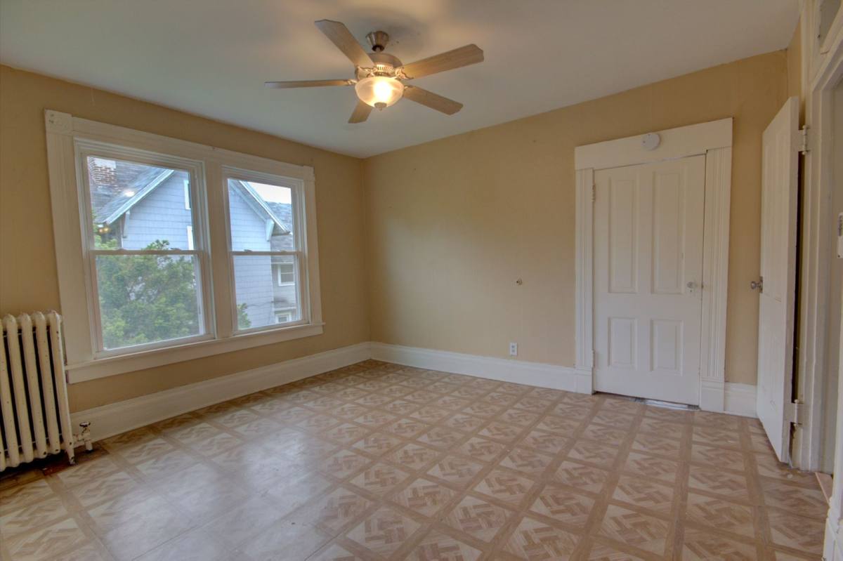 Apartment for rent at 1724 Farnam St, Davenport, IA 52803
