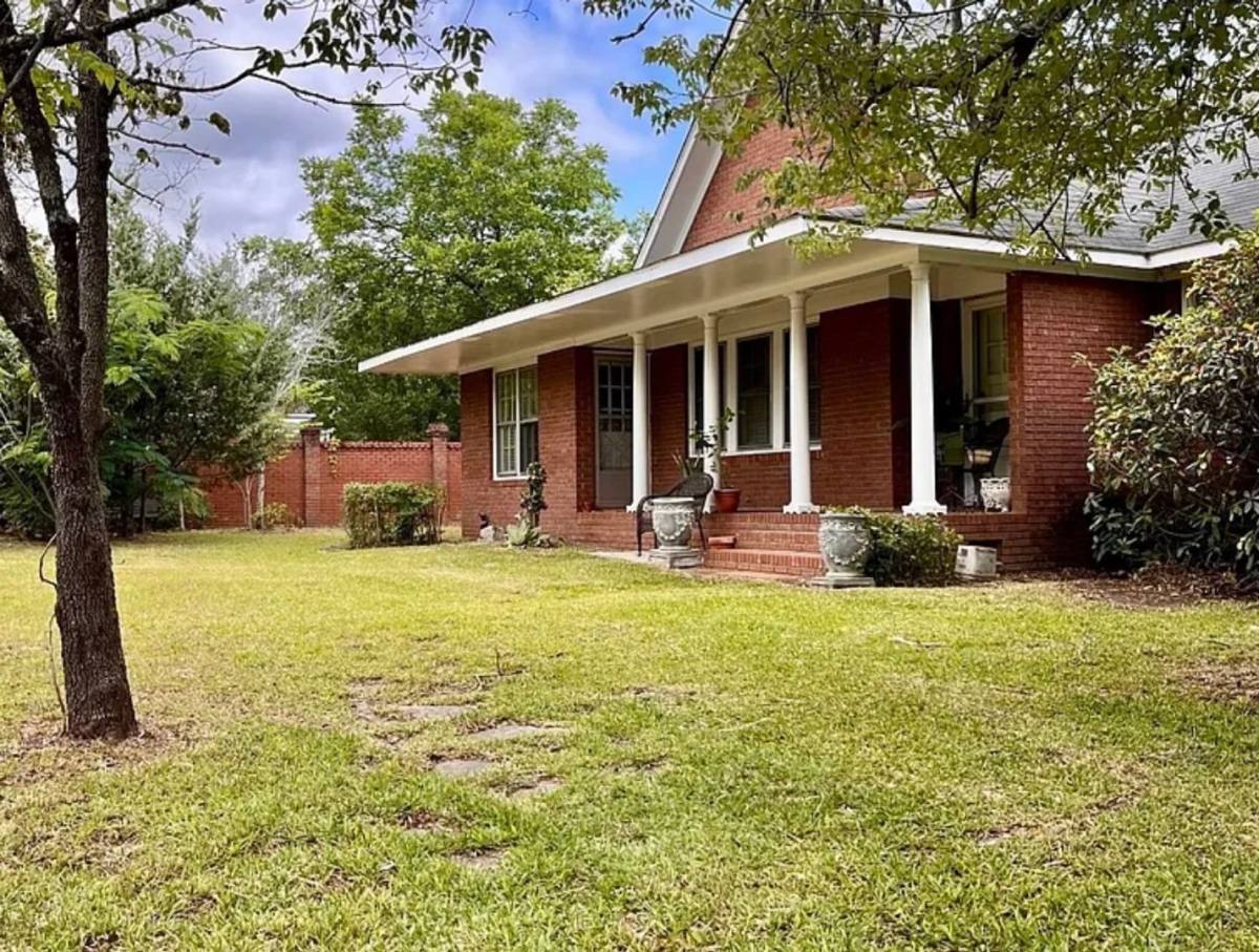 House for rent at 30 N Second St, Glenwood, GA 30428