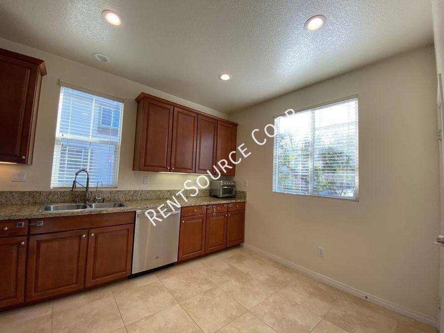 House for rent at 28408 Camino Del Arte Dr, Valencia, CA 91354