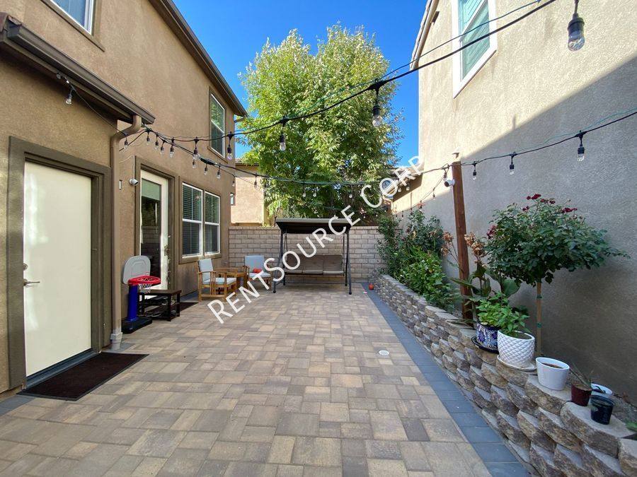 House for rent at 28408 Camino Del Arte Dr, Valencia, CA 91354