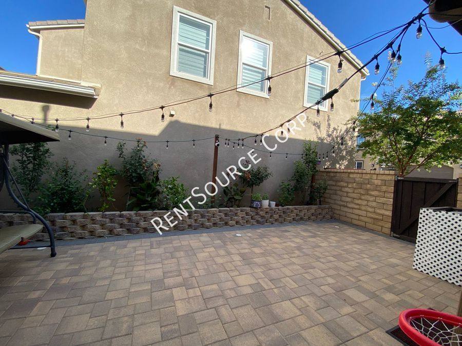 House for rent at 28408 Camino Del Arte Dr, Valencia, CA 91354