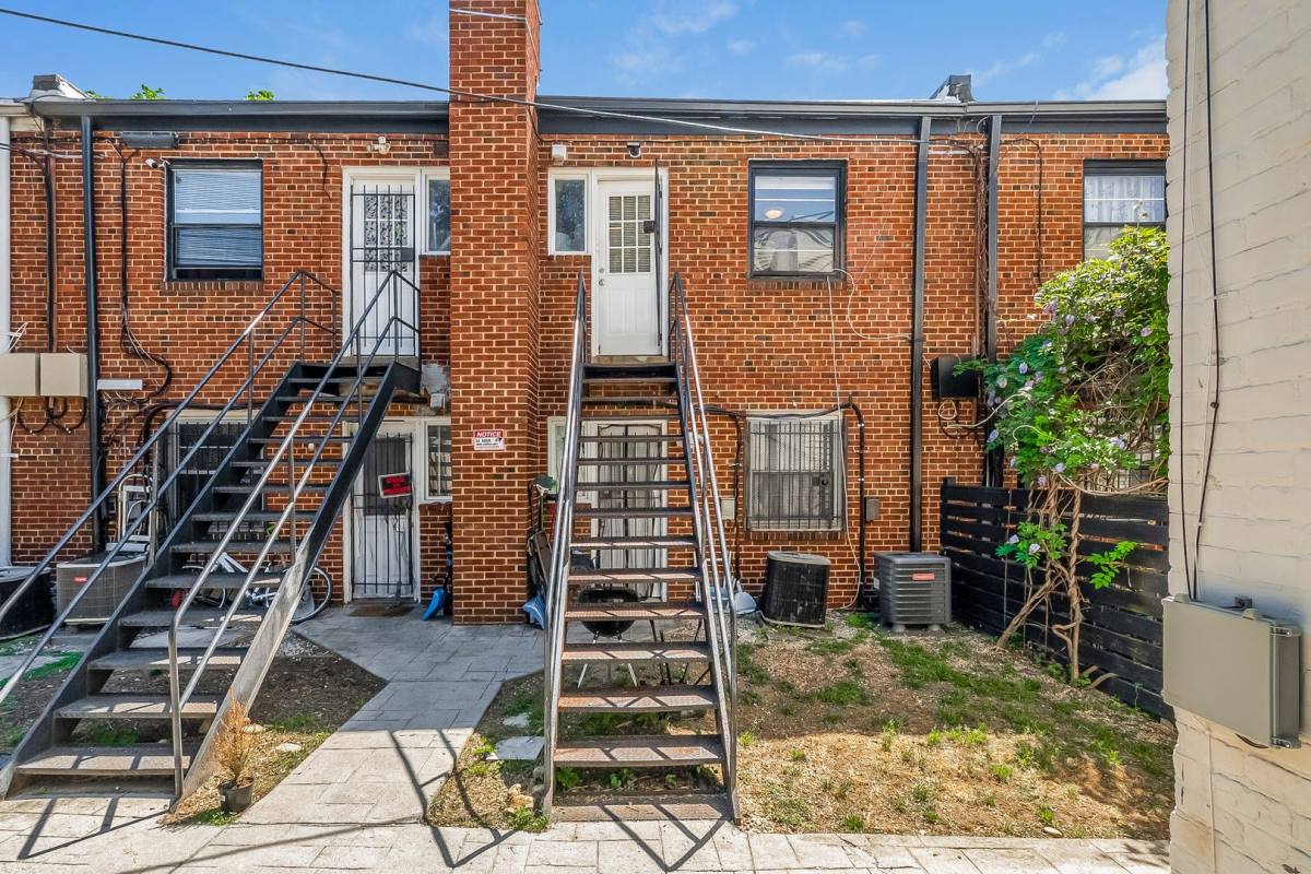 Apartment for rent at 127 17th St SE, Washington, DC 20003