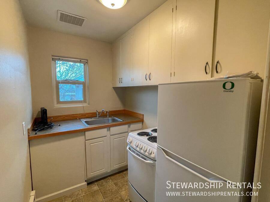 Apartment for rent at 942 E 18th Ave #8, Eugene, OR 97403