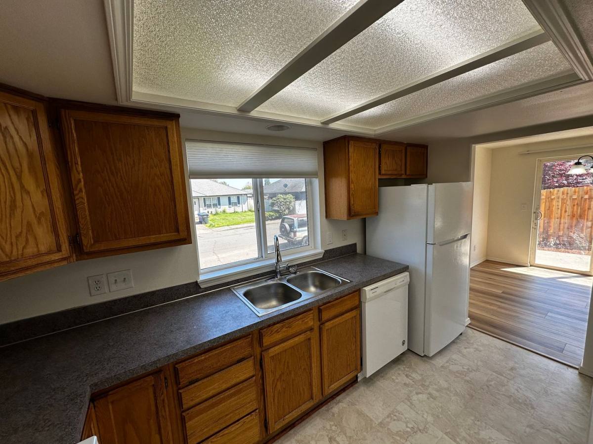 Apartment for rent at 1324 Country Glen Ave NE, Salem, OR 97303
