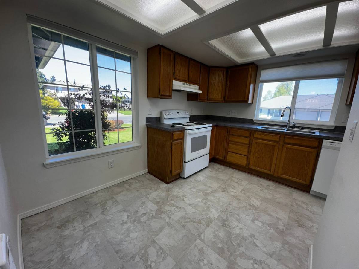 Apartment for rent at 1324 Country Glen Ave NE, Salem, OR 97303