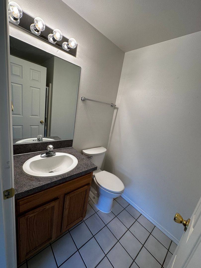 Apartment for rent at 1324 Country Glen Ave NE, Salem, OR 97303