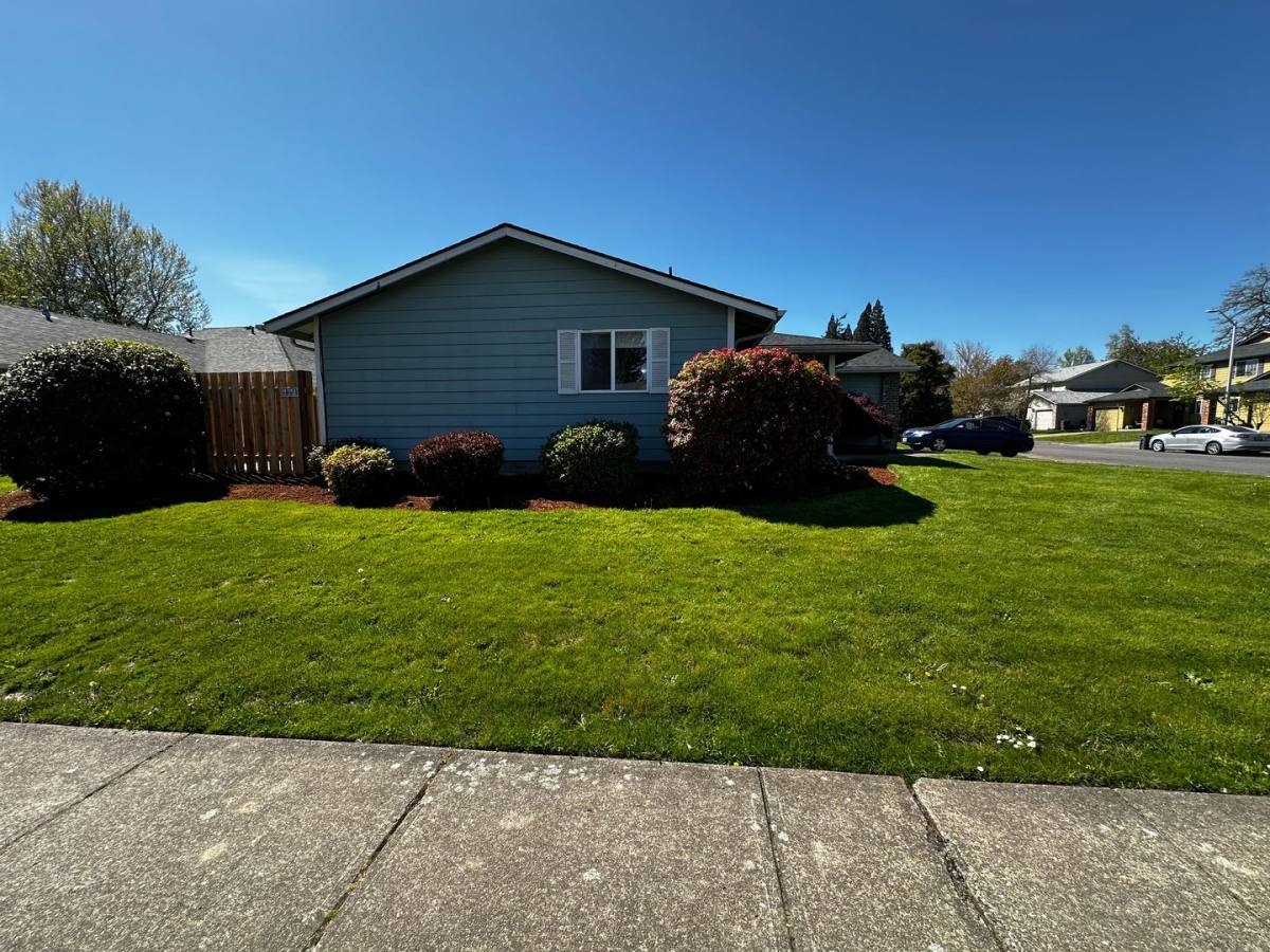 Apartment for rent at 1324 Country Glen Ave NE, Salem, OR 97303