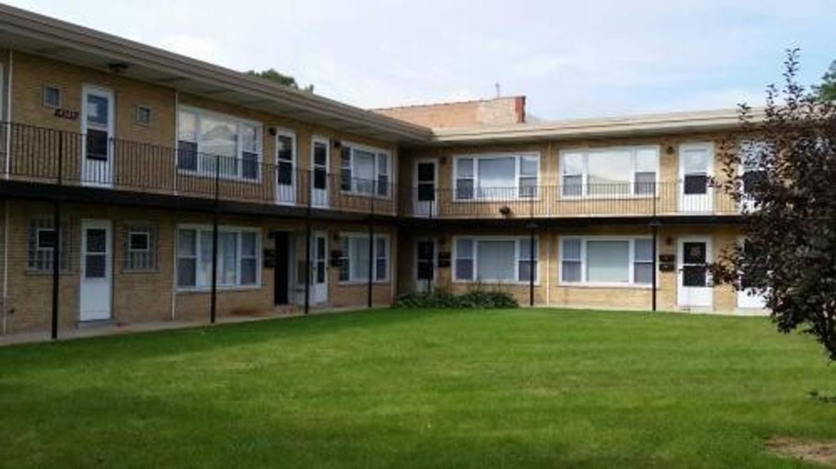 Apartment for rent at 4333 W 95th St, Oak Lawn, IL 60453