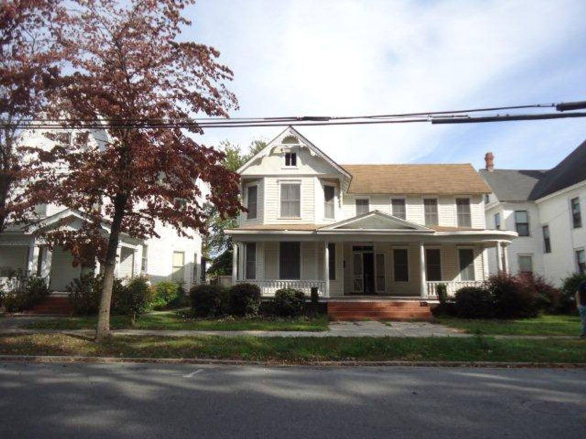 Apartment for rent at 702 W Main St, Elizabeth City, NC 27909