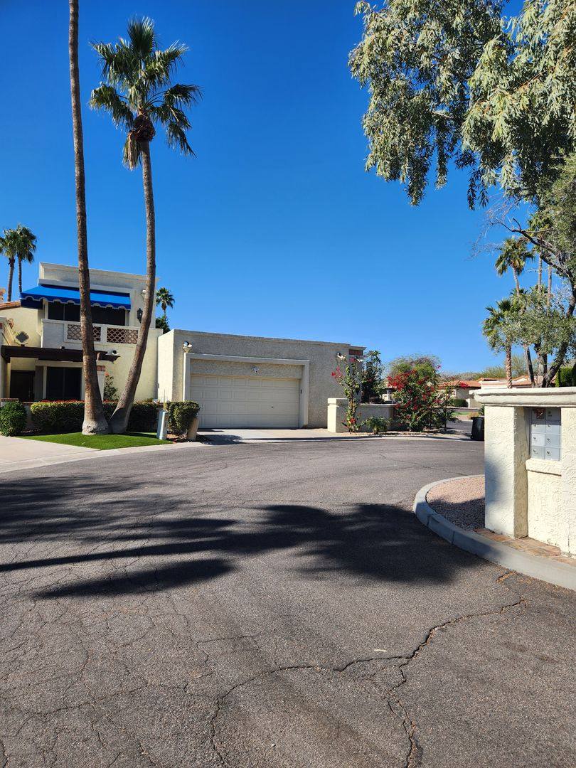 Townhouse for rent at 4615 E Monte Way, Phoenix, AZ 85044