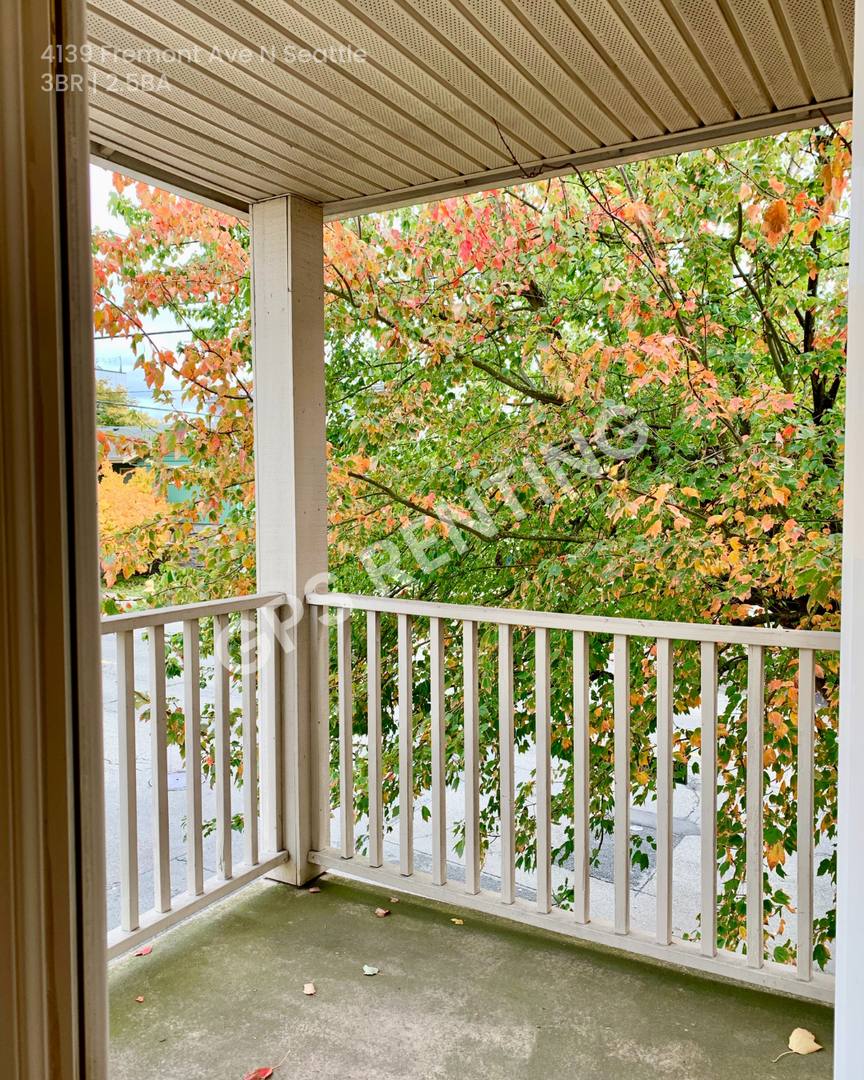 Townhouse for rent at 4139 Fremont Ave N, Seattle, WA 98103