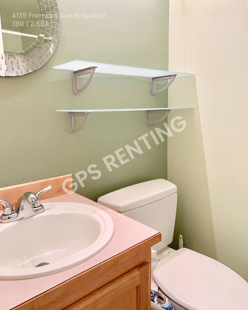 Townhouse for rent at 4139 Fremont Ave N, Seattle, WA 98103