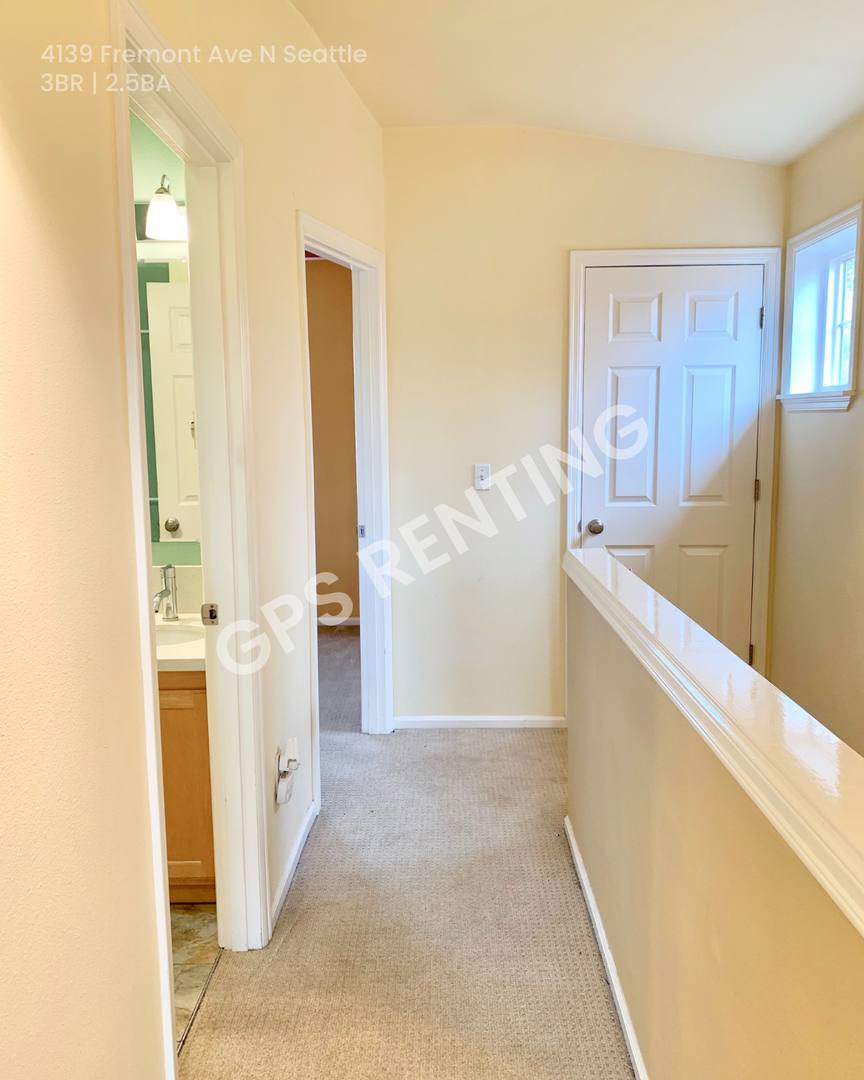 Townhouse for rent at 4139 Fremont Ave N, Seattle, WA 98103