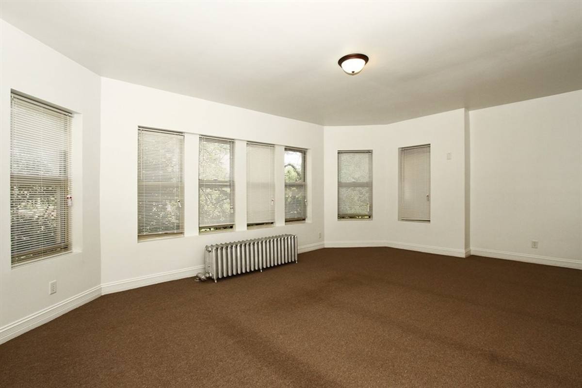Apartment for rent at 7800 S Michigan Ave, Chicago, IL 60619