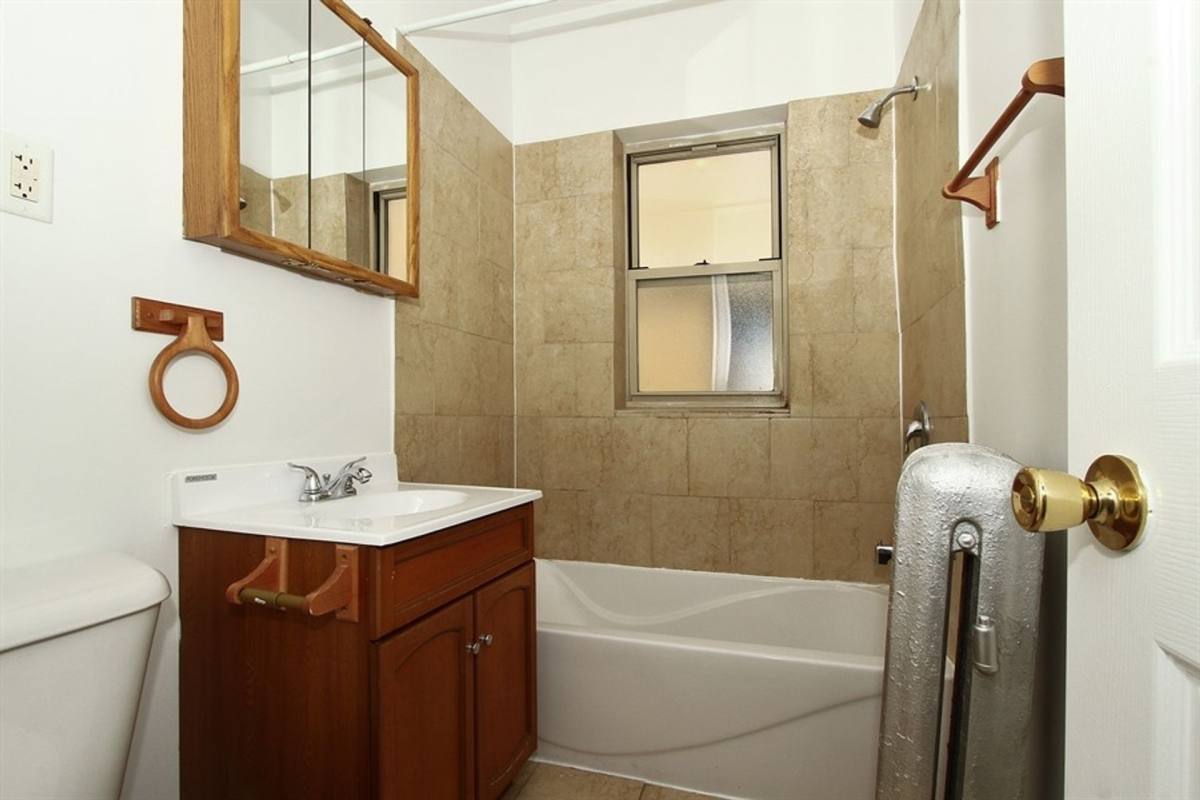 Apartment for rent at 7800 S Michigan Ave, Chicago, IL 60619