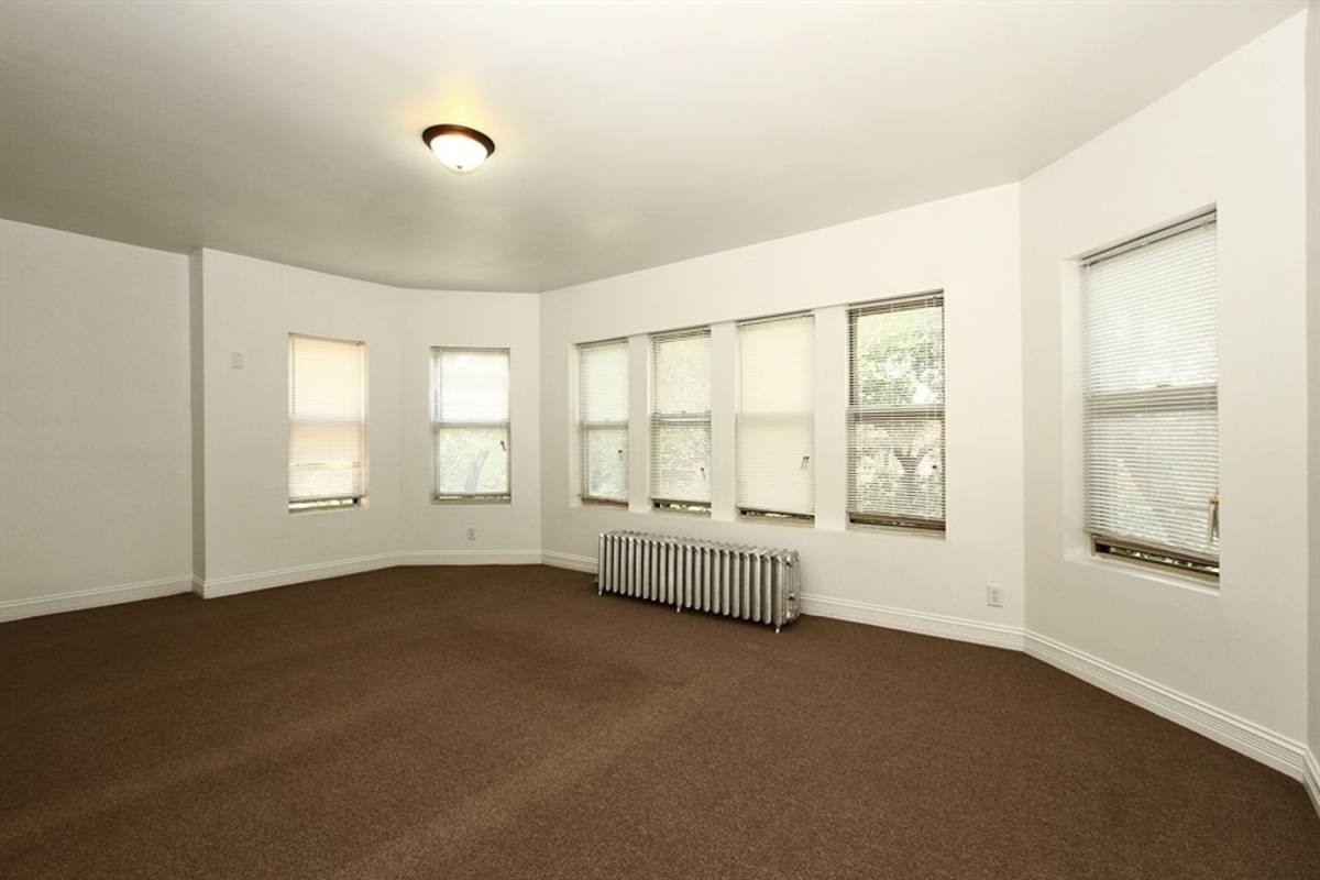 Apartment for rent at 7800 S Michigan Ave, Chicago, IL 60619