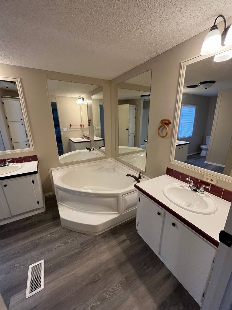 Apartment for rent at 3305-3379 Lemehl Dr 3400-3441 Hiland Park, De Soto, MO 63020