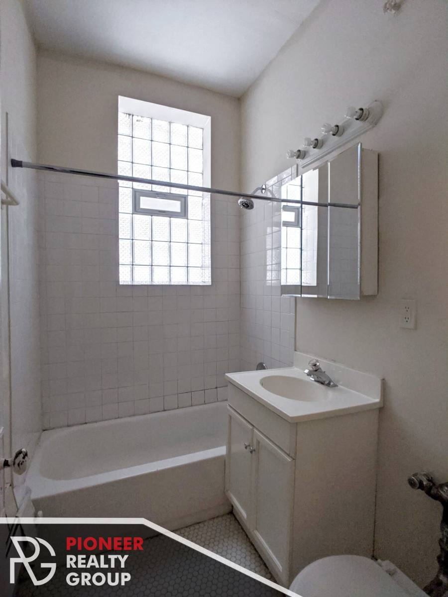Apartment for rent at 1050 W George, Chicago, IL 60657