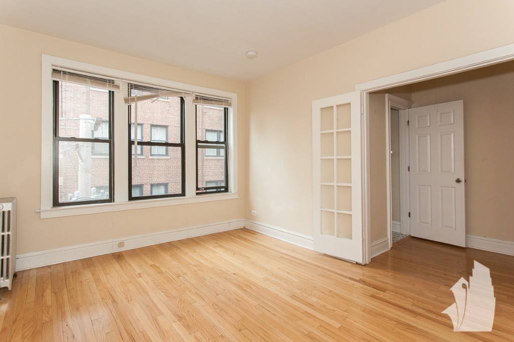 Apartment for rent at 432 W Surf St, Chicago, IL 60657