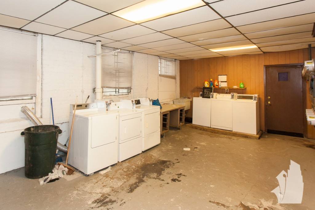 Apartment for rent at 432 W Surf St, Chicago, IL 60657