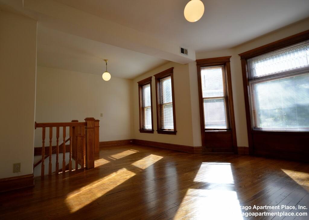 Apartment for rent at 848 W Waveland Ave #1, Chicago, IL 60613