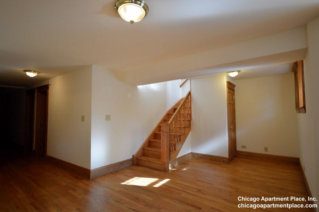 Apartment for rent at 848 W Waveland Ave #1, Chicago, IL 60613