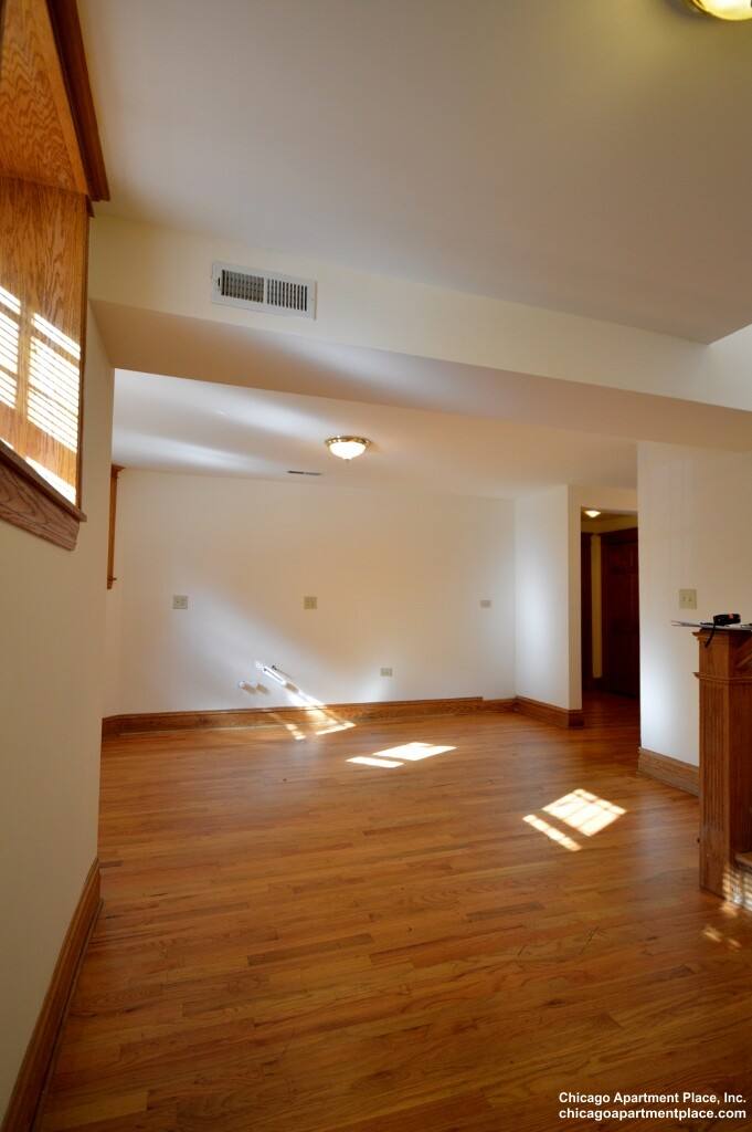Apartment for rent at 848 W Waveland Ave #1, Chicago, IL 60613