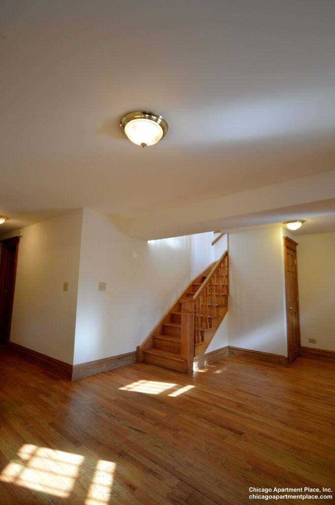 Apartment for rent at 848 W Waveland Ave #1, Chicago, IL 60613