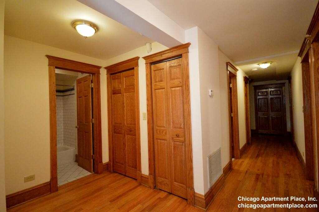 Apartment for rent at 848 W Waveland Ave #1, Chicago, IL 60613