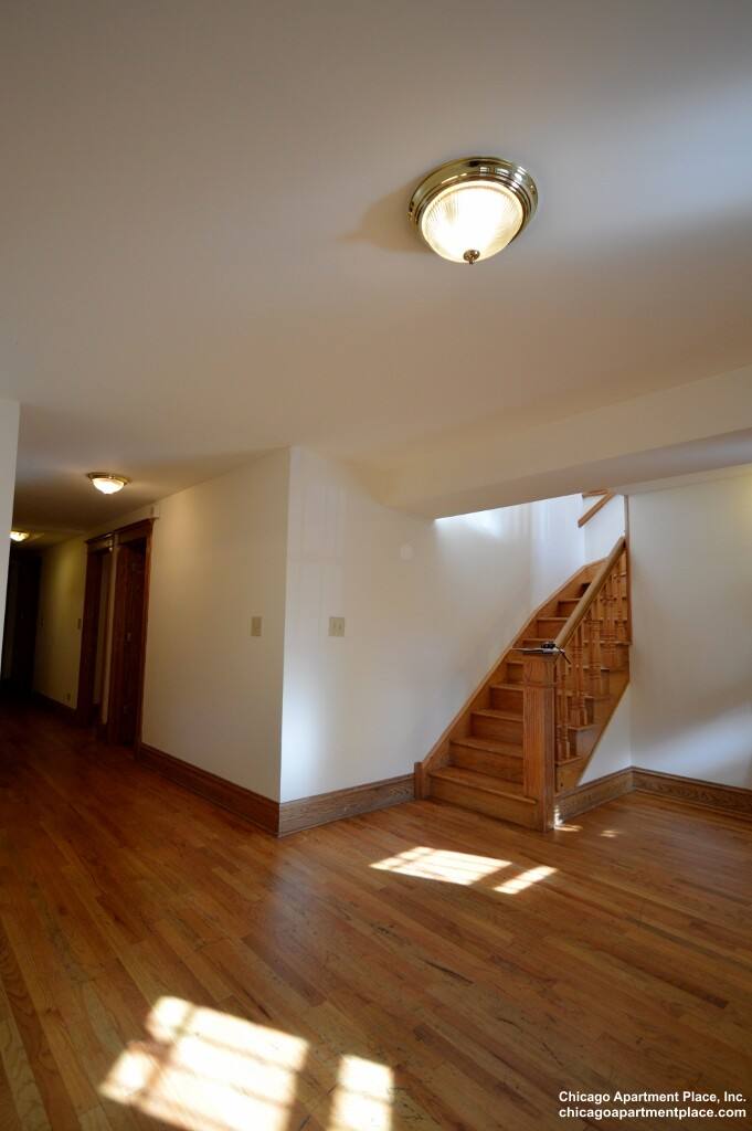 Apartment for rent at 848 W Waveland Ave #1, Chicago, IL 60613