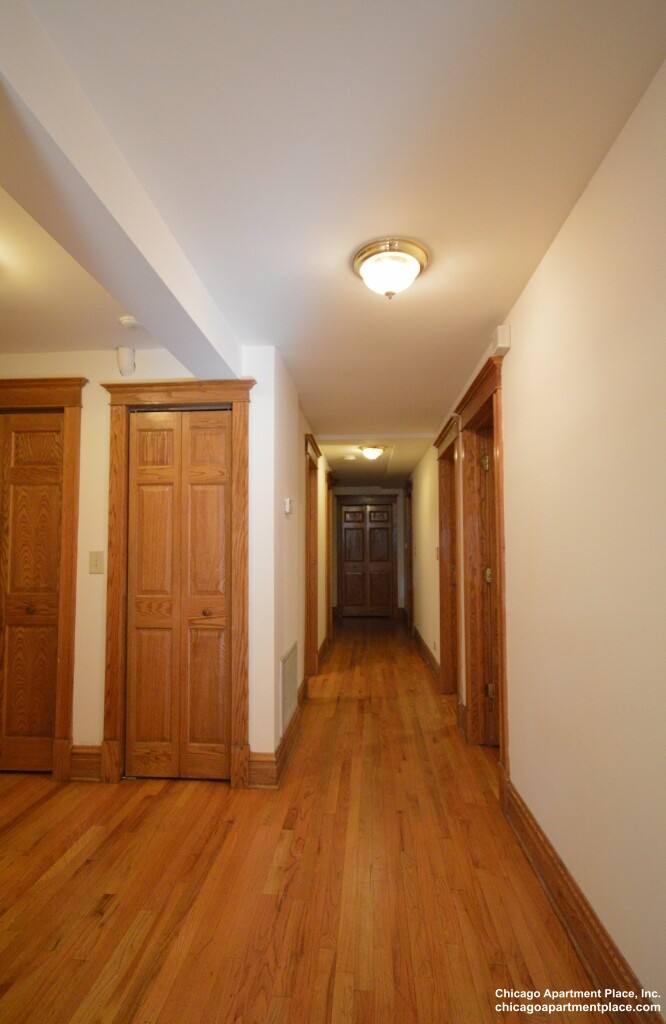 Apartment for rent at 848 W Waveland Ave #1, Chicago, IL 60613