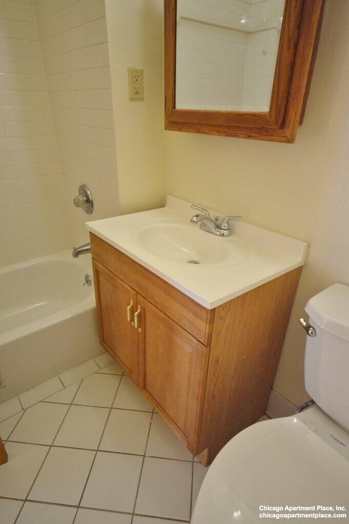 Apartment for rent at 854 W Waveland #1, Chicago, IL 60613
