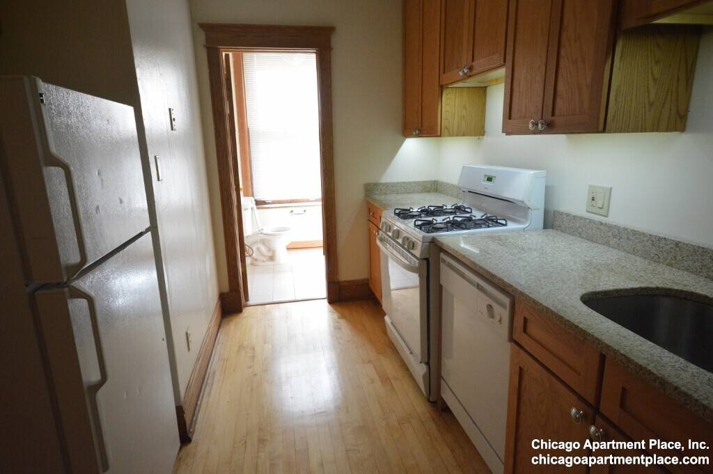 Apartment for rent at 854 W Waveland #1, Chicago, IL 60613