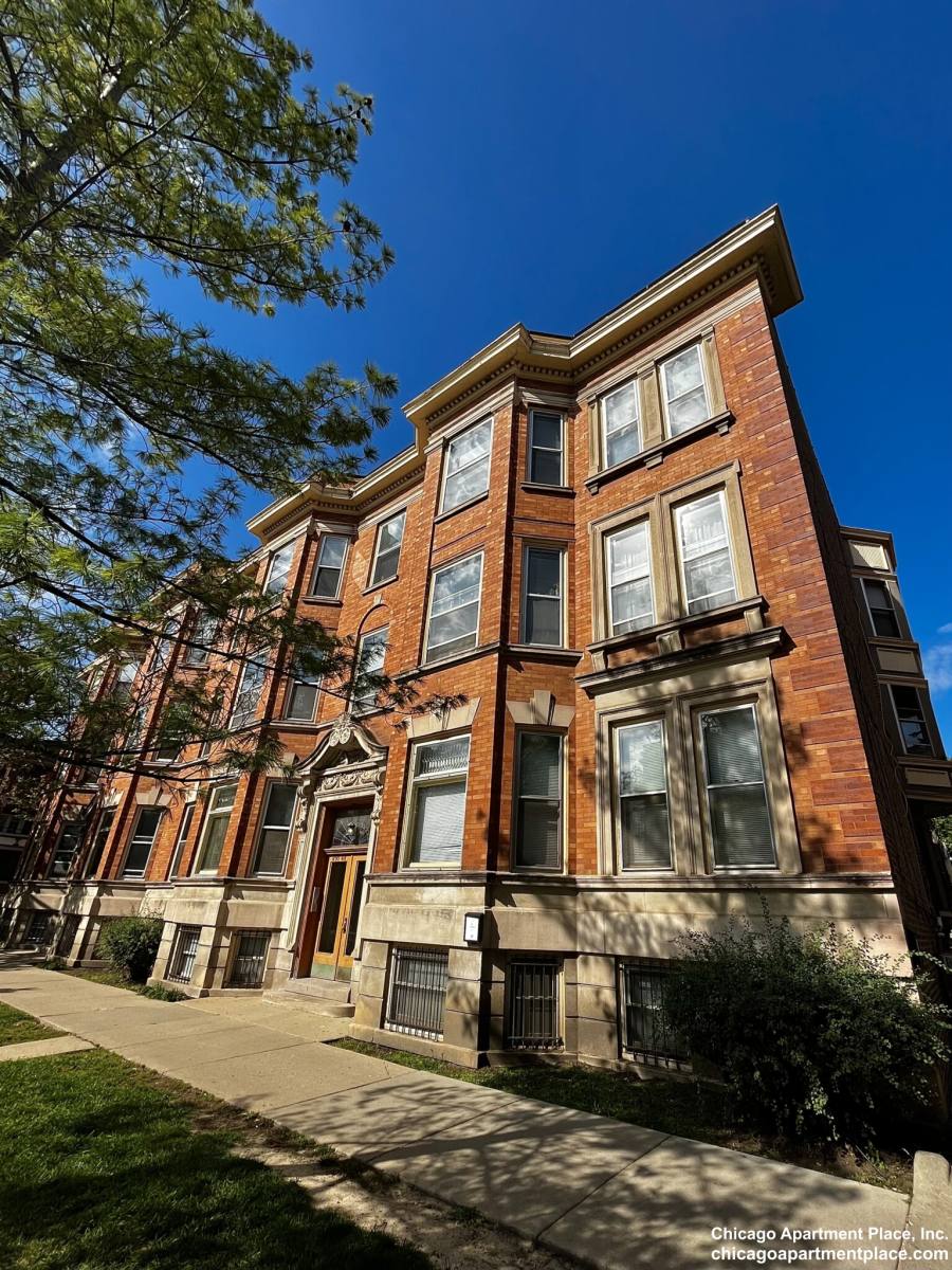 Apartment for rent at 854 W Waveland #1, Chicago, IL 60613
