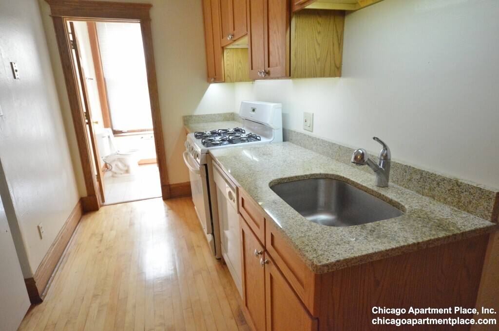 Apartment for rent at 854 W Waveland #1, Chicago, IL 60613