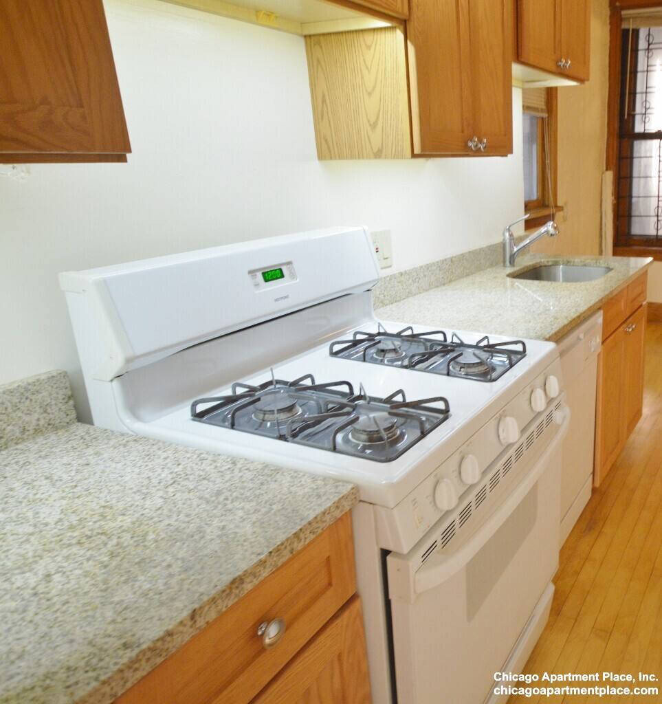 Apartment for rent at 854 W Waveland #1, Chicago, IL 60613