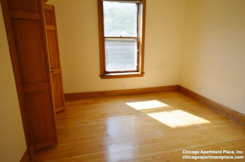 Apartment for rent at 854 W Waveland #1, Chicago, IL 60613