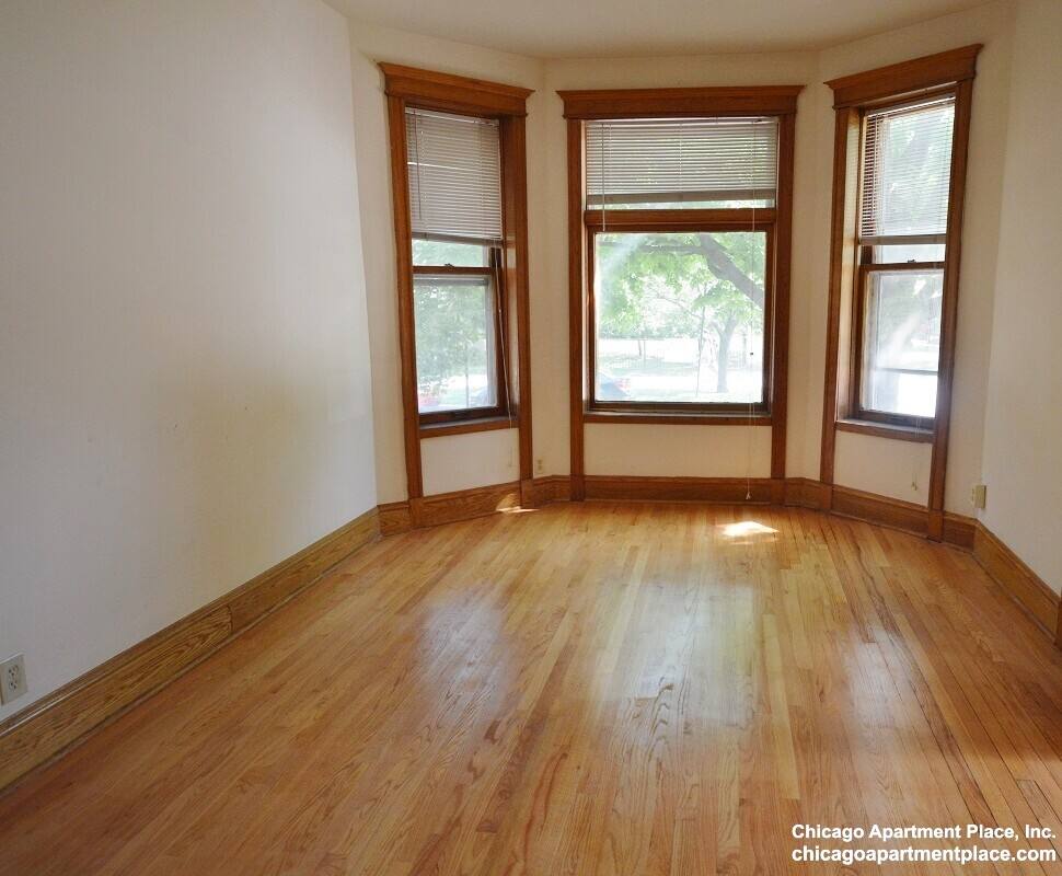 Apartment for rent at 854 W Waveland #1, Chicago, IL 60613