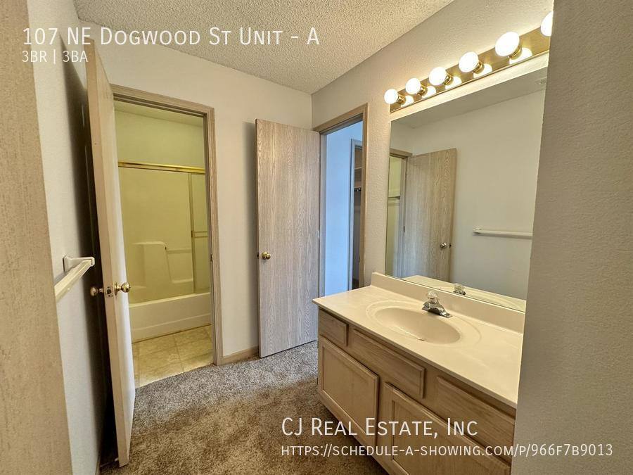 Townhouse for rent at 107 NE Dogwood St #A, Oak Grove, MO 64075