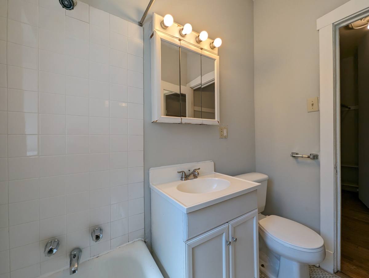 Apartment for rent at 2244 W Wilson #102, Chicago, IL 60625