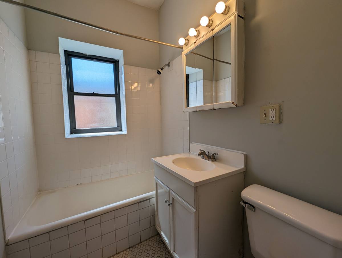 Apartment for rent at 2244 W Wilson #102, Chicago, IL 60625