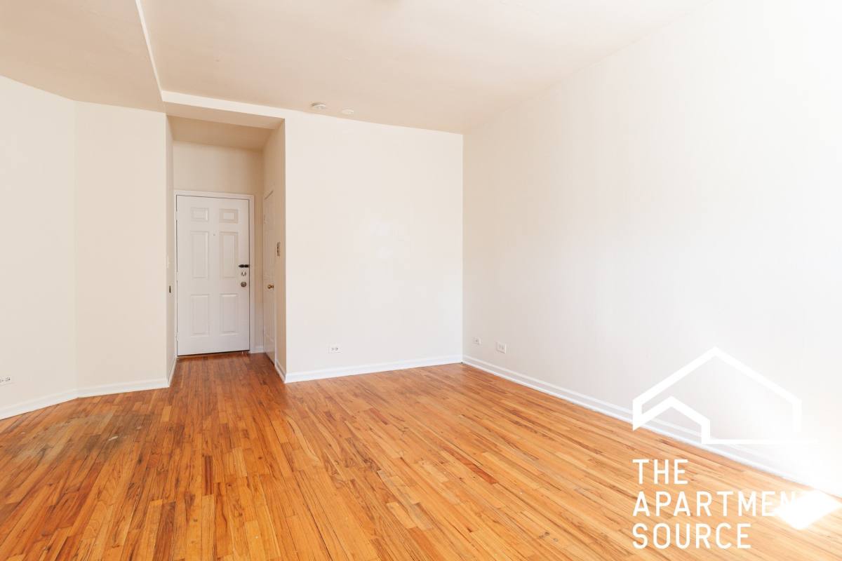 Apartment for rent at 917 W Dakin St, Chicago, IL 60613